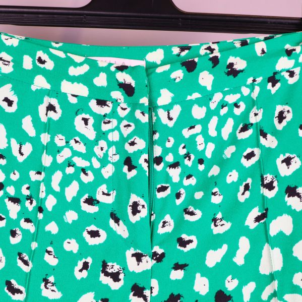 Närbild av midjan på gröna byxor