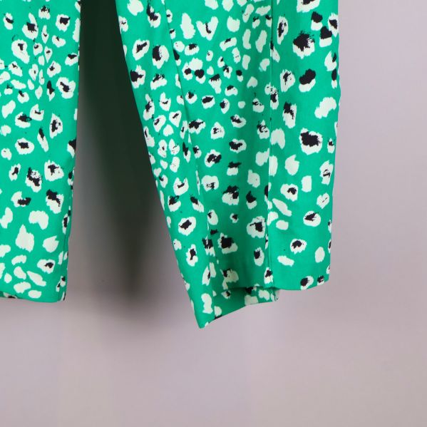 Närbild av benslut på gröna byxor