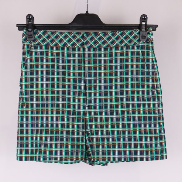 Framsida av rutiga shorts 