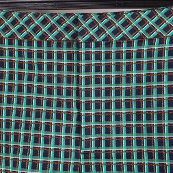 Närbild på rutmönstrad design på shorts