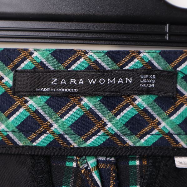 Etikett 'Zara Woman' inuti shorts