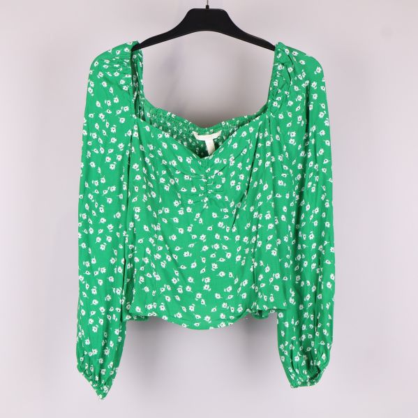 Grön blus framifrån med blommönster