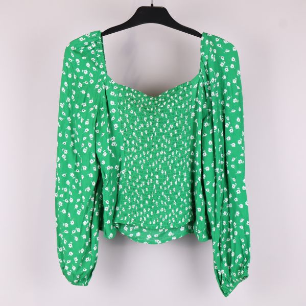 Grön blus bakifrån med blommönster