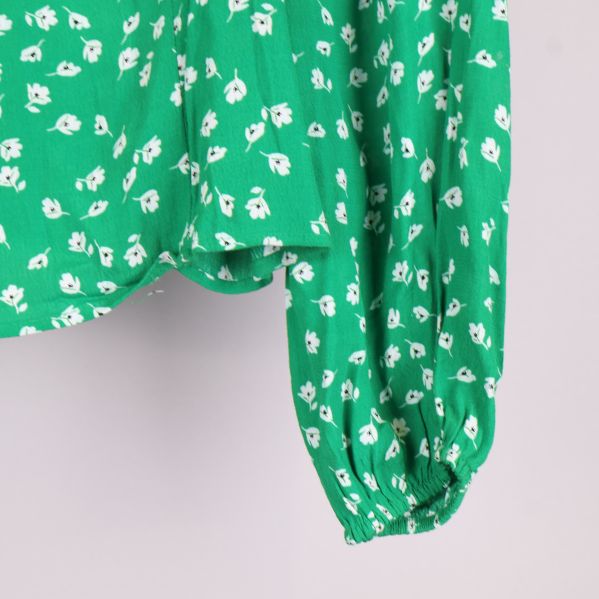 Ärm med resår på grön blus