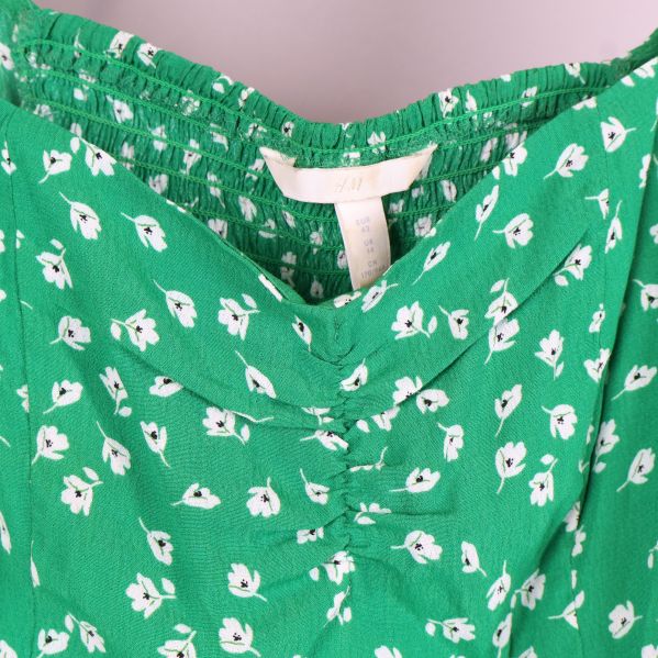 Närbild av blusmönster och etikett