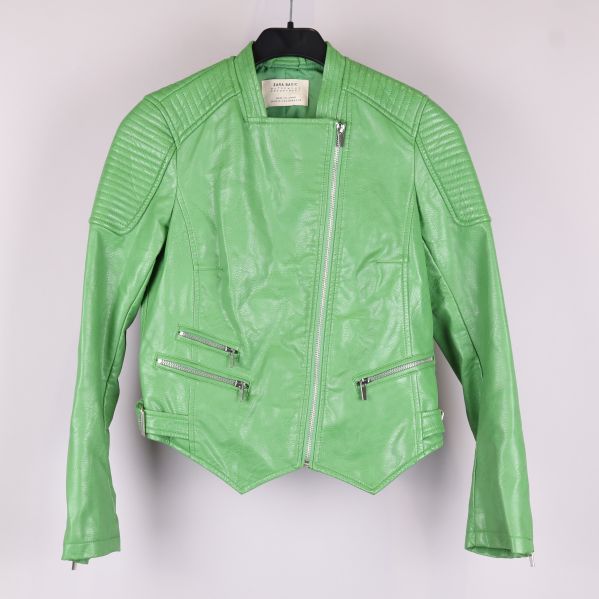 Framsidan av grön jacka med dragkedjor