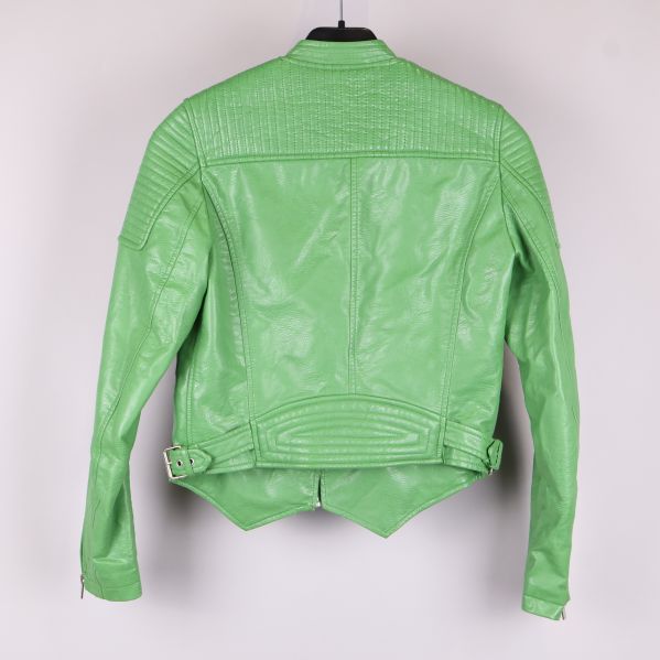 Baksidan av grön jacka 