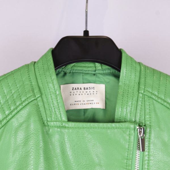 Närbild av etikettdetaljer på grön jacka