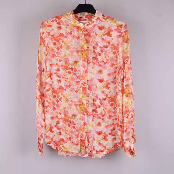 Blommig blus framifrån 