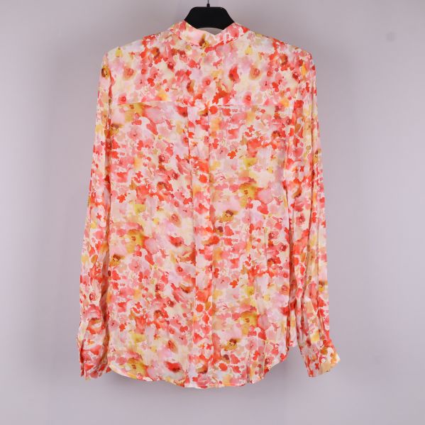 Blommig blus bakifrån