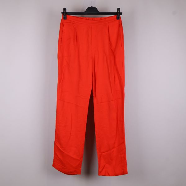 Framsidan av röda byxor 