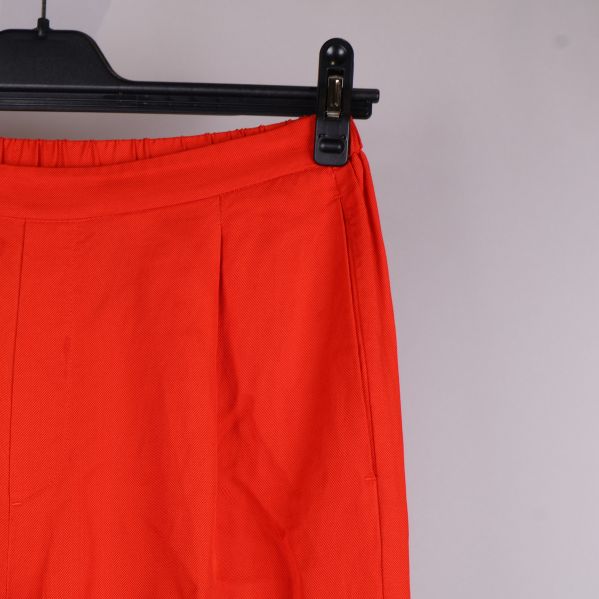 Kanten av röd byxa med hängare