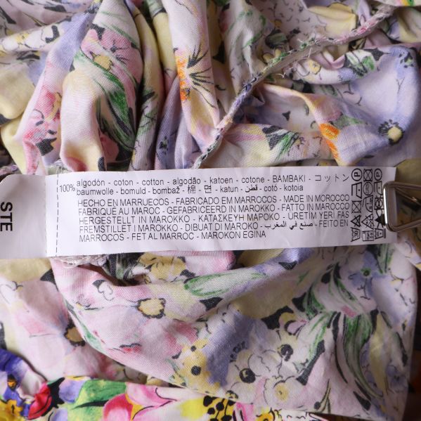 Etikett med materialinformation på klänningen
