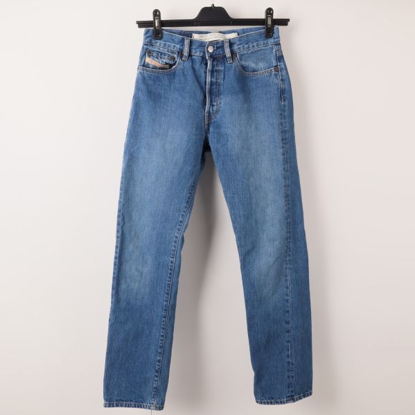Blå jeans med raka ben