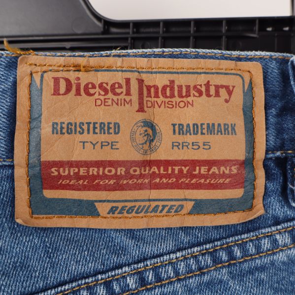 Närbild av Diesel märkeslapp på jeans