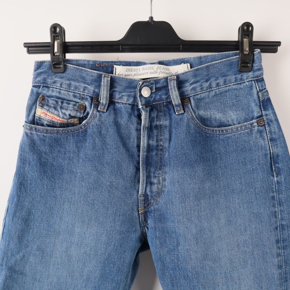 Närbild av jeansknapp och fickor fram