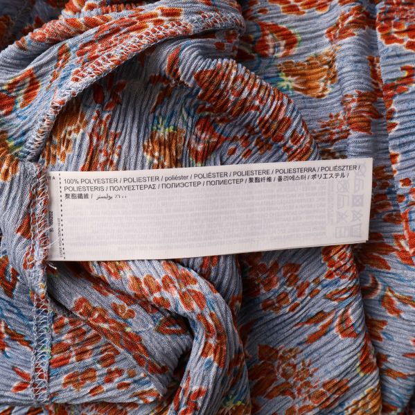 Materiallapp med texten 100% polyester
