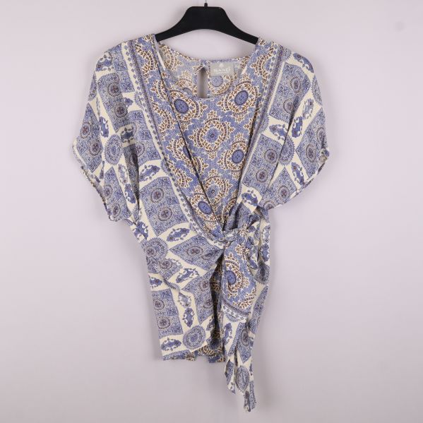 Framsida av blus med paisleymönster