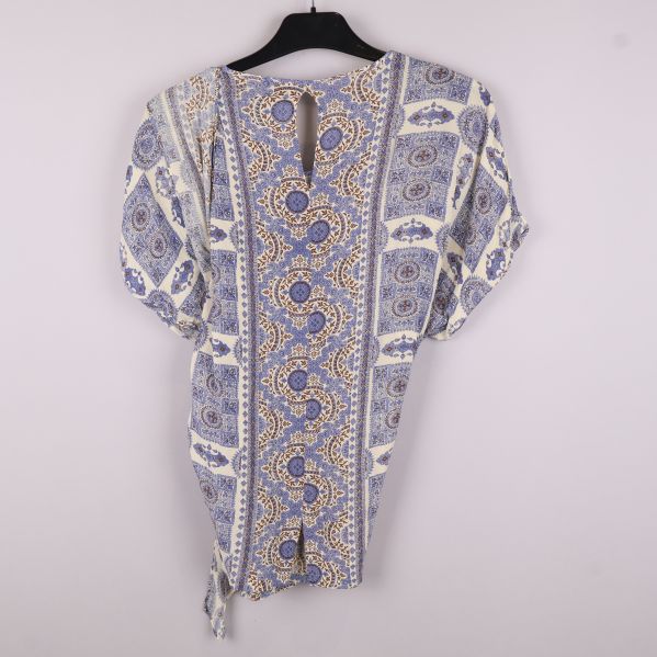 Baksida av blus med paisleymönster