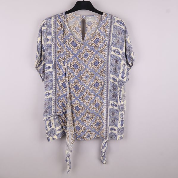 Hel baksida av blus med knytning