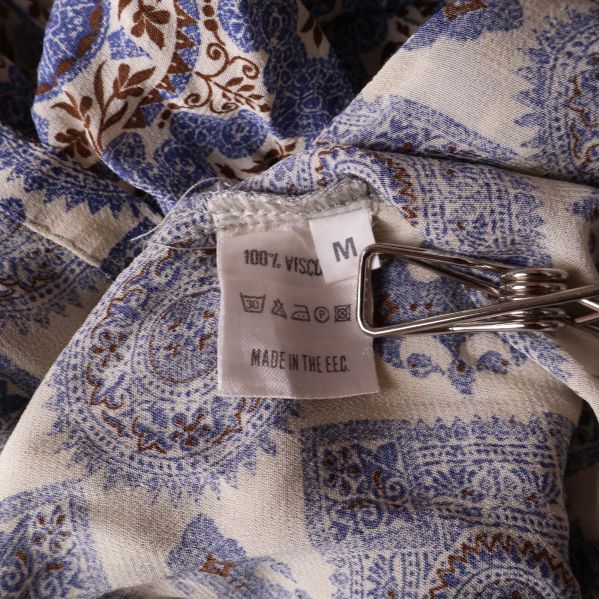 Tvättrådsetikett med materialbeskrivning