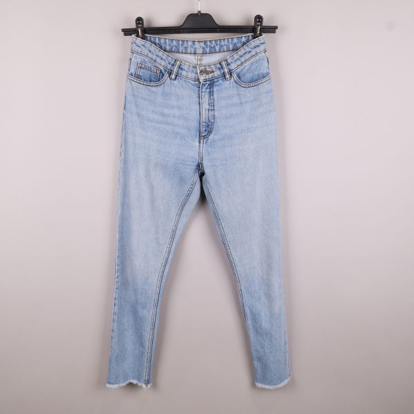 Framifrån av ljusblå jeans 