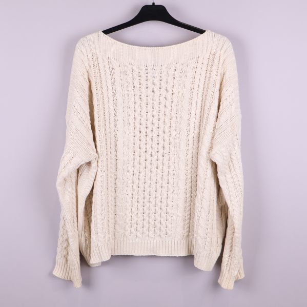 Bakifrån av flätad beige tröja 
