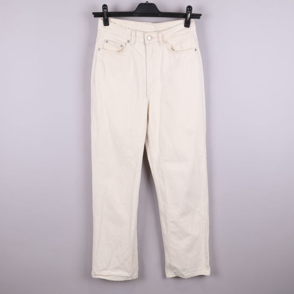 Framsidan på vita jeans i rak passform