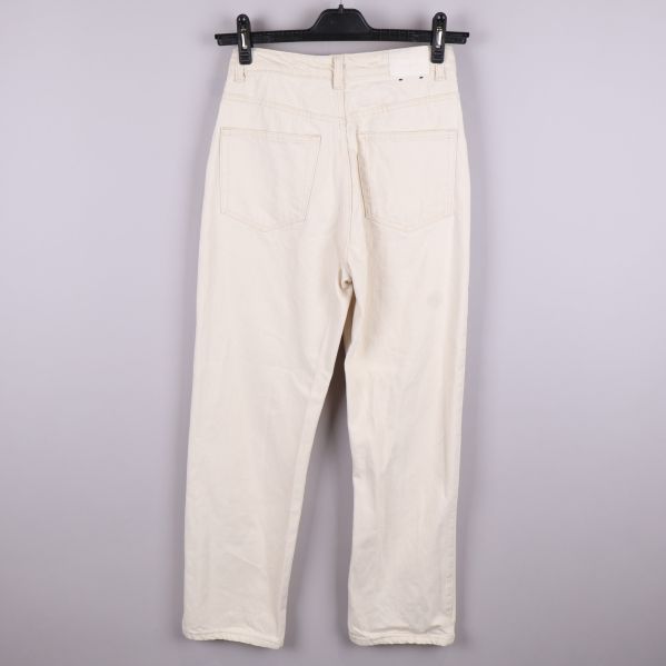 Baksidan av vita jeans med bakfickor