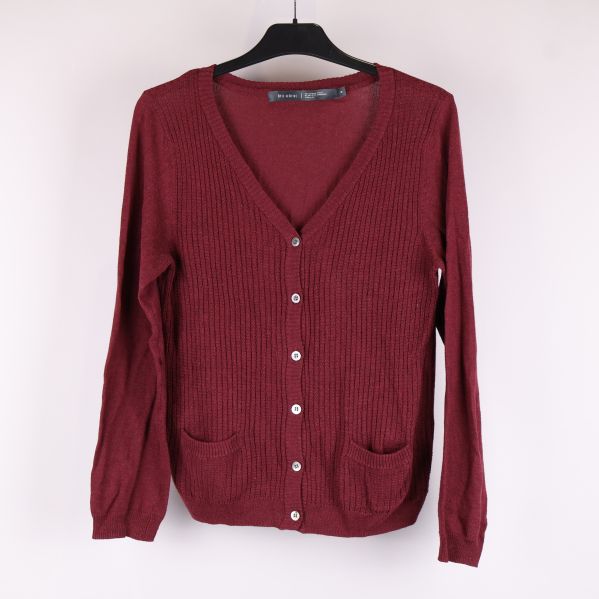 Vinröd cardigan med knappar fram och fickor