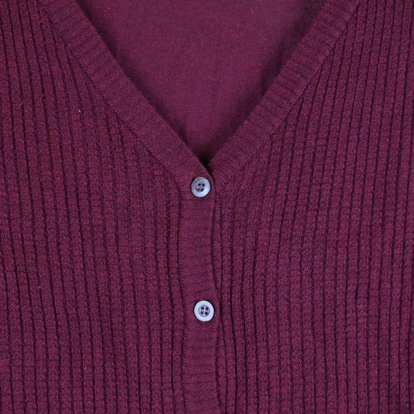 Närbild på knappar av vinröd cardigan