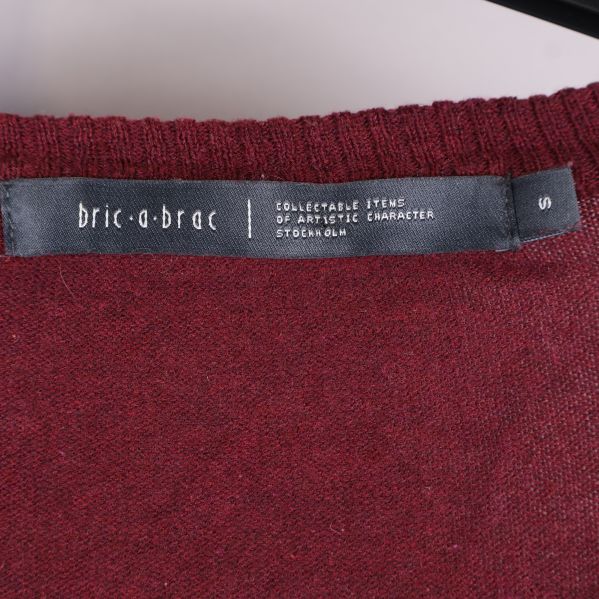 Bric-a-brac etikett på vinröd cardigan