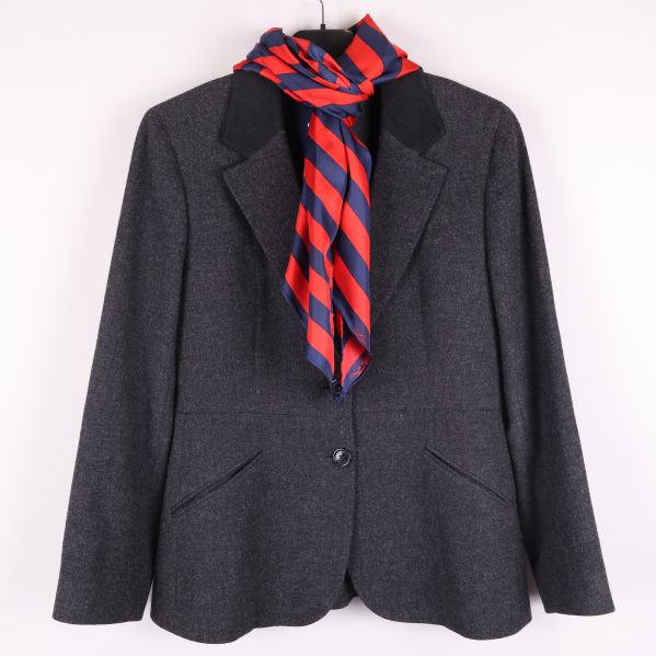 Mörkgrå kavaj med randig scarf