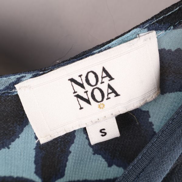 Närbild på Noa Noa logga och storlek S