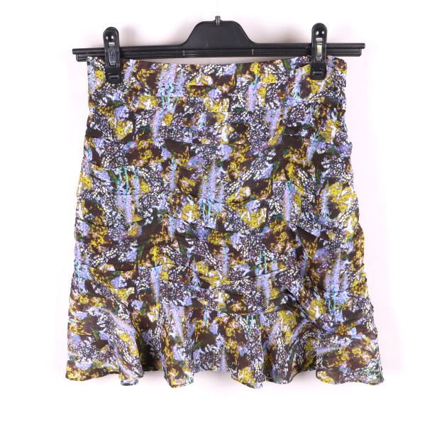 Framsidan av kort blommig kjol