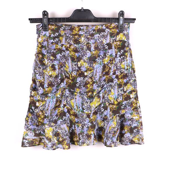 Baksidan av kort blommig kjol