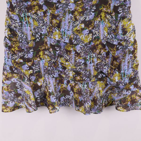 Detalj av blommigt mönster på kjol