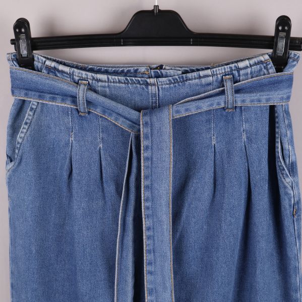 Detaljbild på jeanskjolens bälte