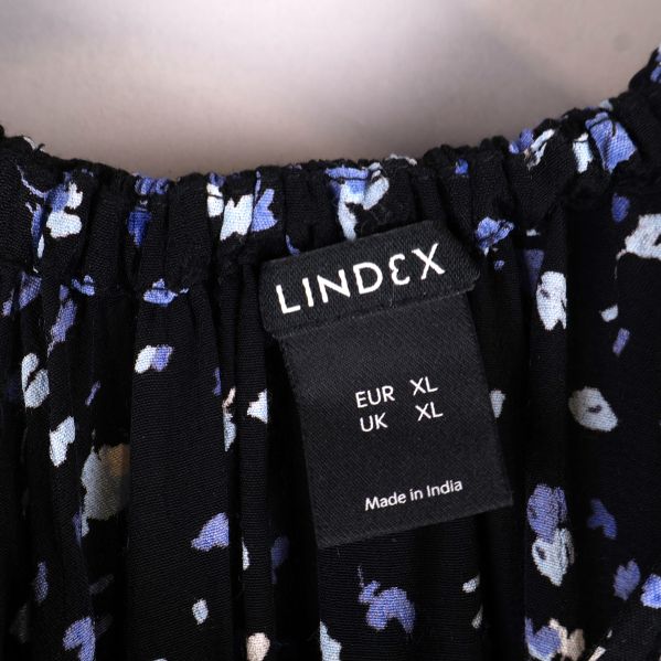 Lindex etikett med storleksinformation på klänning