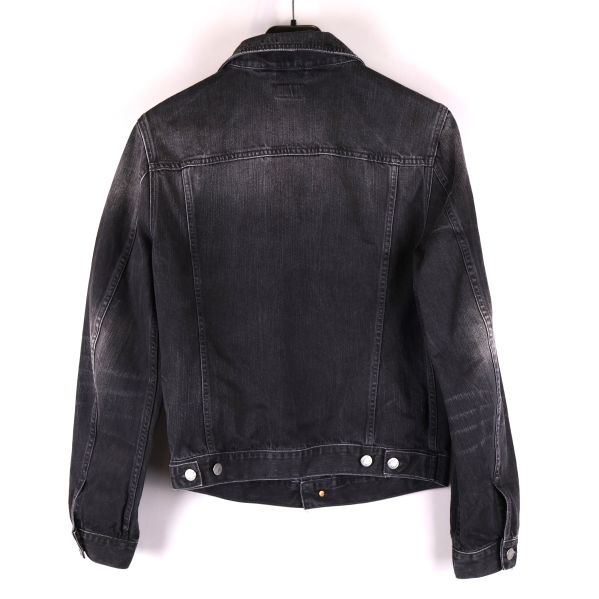 Svart denimjacka bakifrån