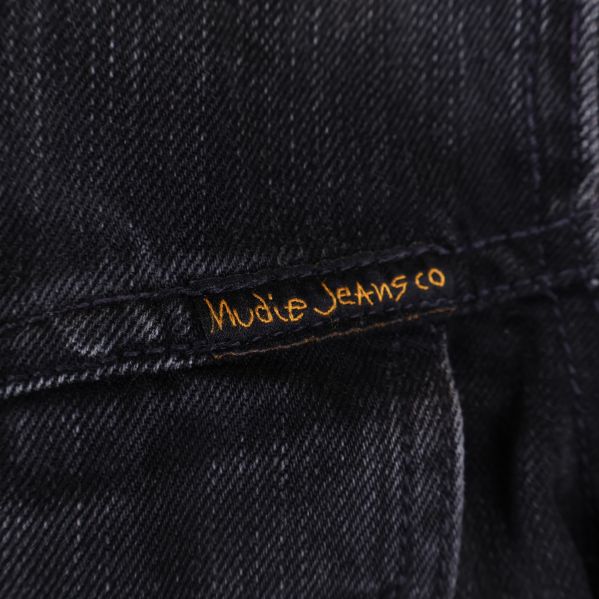 Text på jackan med märket Nudie Jeans Co
