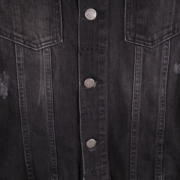 Knappar och textur på denimjacka