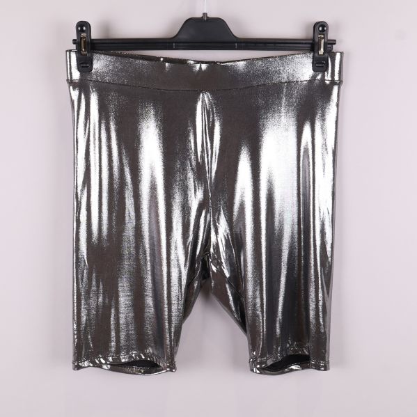 Glittriga metallic shorts framifrån 