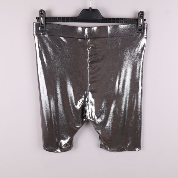 Baksida av glittriga metallic shorts 