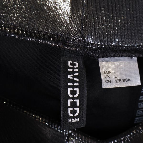 Storleksetikett för glittriga metallic shorts