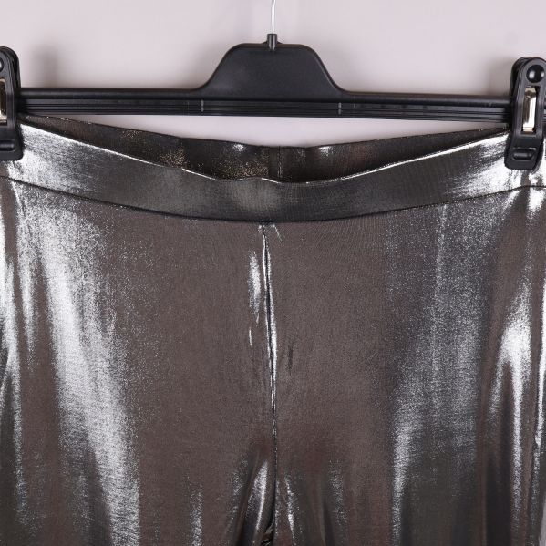 Närbild av metallic shorts överdel 