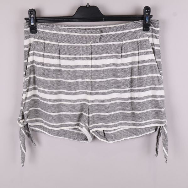Randiga shorts med knytband i grått och vitt