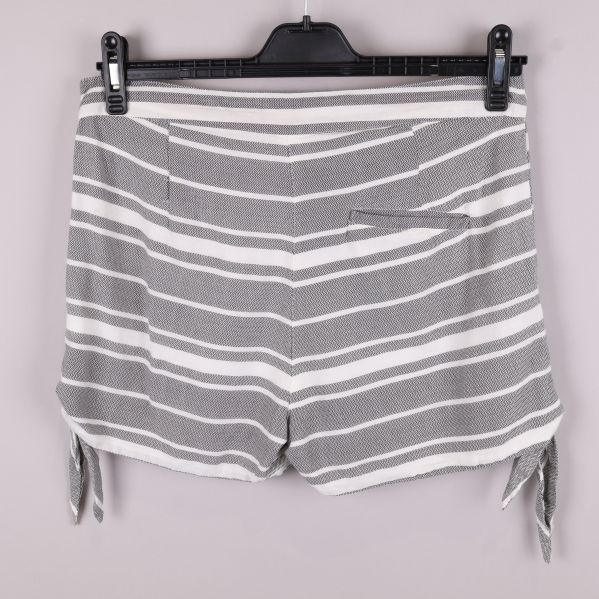 Baksidan av randiga shorts med ficka