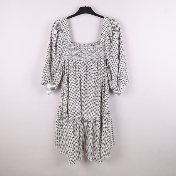 Baksidan av prickig klänning 