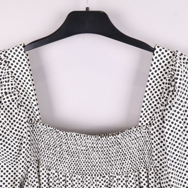 Närbild på fyrkantig klänninghals